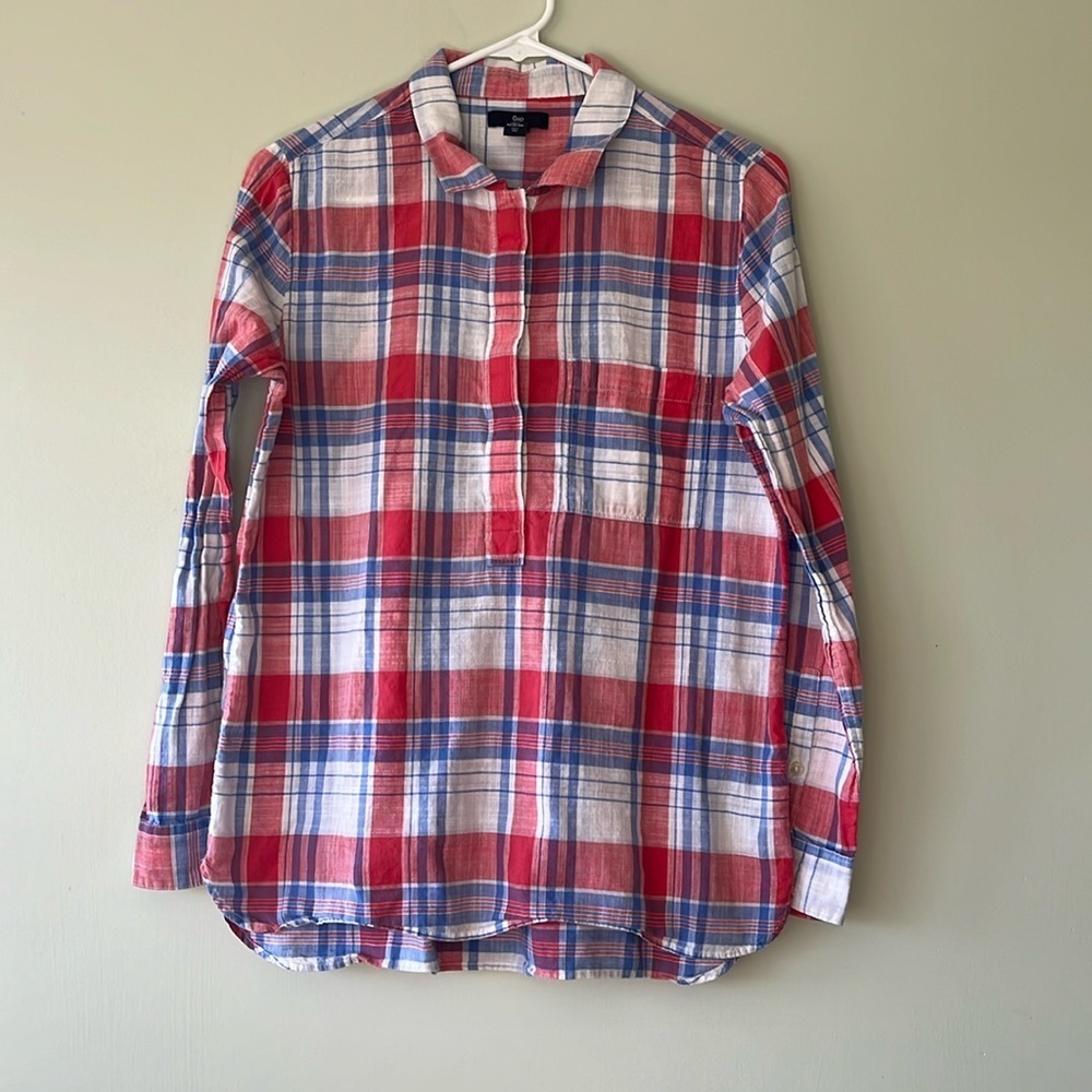 Women’s long sleeve Gap red, white, and blue plaid button up. Size Small
